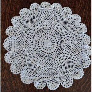 True Vintage Set 4 Crochet Lace Doilies 9 to 15"  Cotton Queen Anne USA White